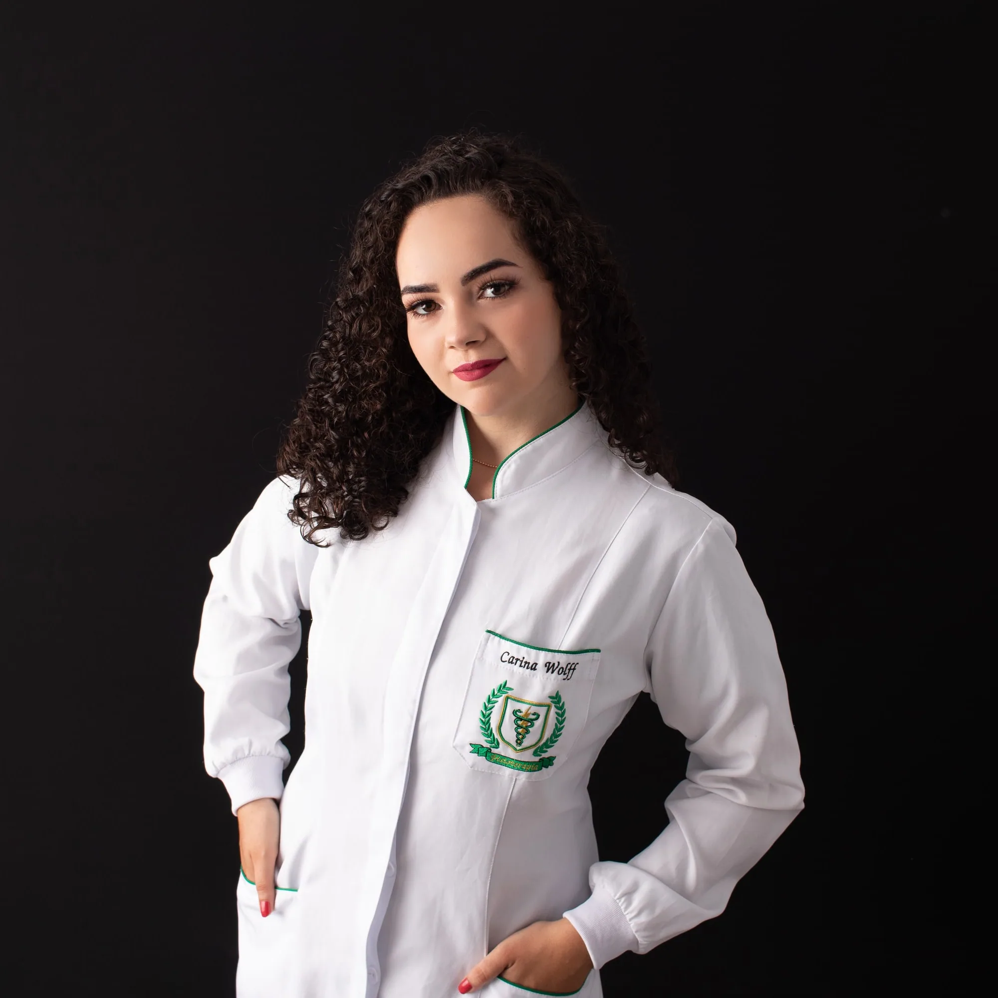 Retrato profissional da fisioterapeuta Carina Wolff Cabral.